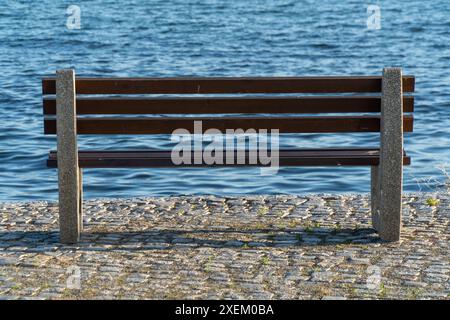 Banch in legno con vista incredibile sul mare. Foto Stock