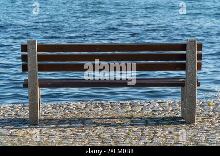 Banch in legno con vista incredibile sul mare. Foto Stock