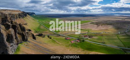 Veduta aerea della Valle islandese con Cliff Face, Winding Road e fiume Foto Stock