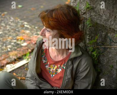 Autoritratto - autentico ritratto naturale di una donna di mezza età senza trucco in un parco Foto Stock