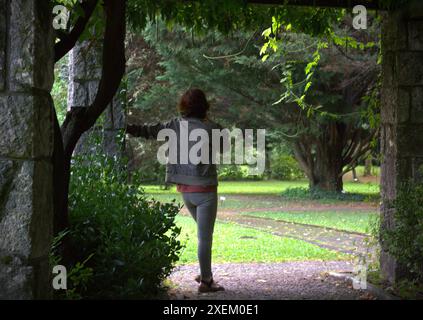 Autoritratto - autentico ritratto naturale di una donna di mezza età senza trucco in un parco Foto Stock