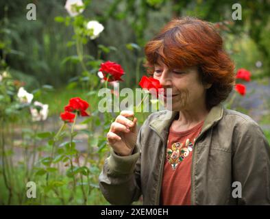 Autoritratto - autentico ritratto naturale di una donna di mezza età senza trucco in un parco Foto Stock