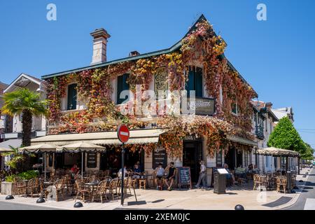 Arcachon, Francia. Notevole per la sua facciata decorata con fiori artificiali multicolori, la brasserie Maison Gambetta è un'istituzione Foto Stock