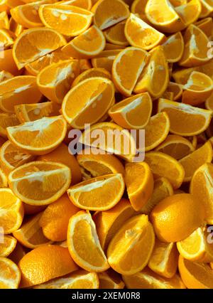 Vista ravvicinata delle arance tagliate a segmenti con la buccia Foto Stock