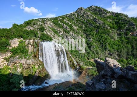 La cascata di Krčić (Slap Krčić in croato) ai margini del Parco Nazionale di Krčić, vicino al villaggio di Kovačić, a Knin. Dalmazia, Repubblica croata Foto Stock