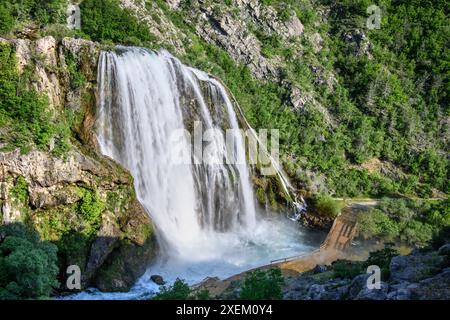 La cascata di Krčić (Slap Krčić in croato) ai margini del Parco Nazionale di Krčić, vicino al villaggio di Kovačić, a Knin. Dalmazia, Repubblica croata Foto Stock