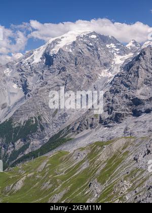 Alcuni tornanti si snodano in prossimità della cima della rampa orientale del passo dello Stelvio, alto Adige, in una giornata di sole in estate sta. Maria Val Müstair SWI Foto Stock