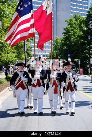 Halifax, nuova Scozia, Canada. 28 giugno 2024. I Middlesex County Volunteers Fifes & Drums, provenienti dal Massachusetts USA, si esibiscono nelle strade di Halifax, parte dell'Halifax Tattoo Festival. Il gruppo con sede a Boston esegue i repertori tradizionali del reggimentale fife e drum Corps associati agli eserciti europei o americani durante la guerra d'indipendenza americana, 1775-1783. Crediti: Meanderingemu/Alamy Live News Foto Stock