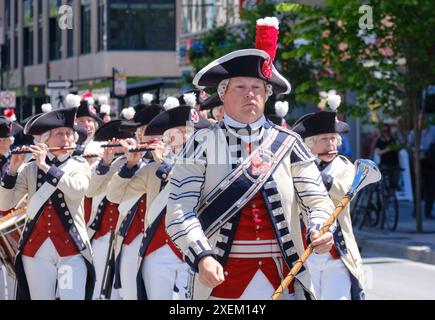 Halifax, nuova Scozia, Canada. 28 giugno 2024. I Middlesex County Volunteers Fifes & Drums, provenienti dal Massachusetts USA, si esibiscono nelle strade di Halifax, parte dell'Halifax Tattoo Festival. Il gruppo con sede a Boston esegue i repertori tradizionali del reggimentale fife e drum Corps associati agli eserciti europei o americani durante la guerra d'indipendenza americana, 1775-1783. Crediti: Meanderingemu/Alamy Live News Foto Stock