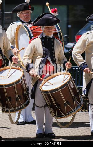 Halifax, nuova Scozia, Canada. 28 giugno 2024. I Middlesex County Volunteers Fifes & Drums, provenienti dal Massachusetts USA, si esibiscono nelle strade di Halifax, parte dell'Halifax Tattoo Festival. Il gruppo con sede a Boston esegue i repertori tradizionali del reggimentale fife e drum Corps associati agli eserciti europei o americani durante la guerra d'indipendenza americana, 1775-1783. Crediti: Meanderingemu/Alamy Live News Foto Stock