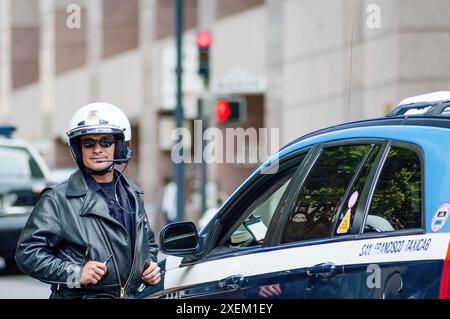 Un poliziotto parla con un autista di taxi a San Francisco, California, Stati Uniti. dopo un incidente stradale che coinvolge un pedone. Foto Stock