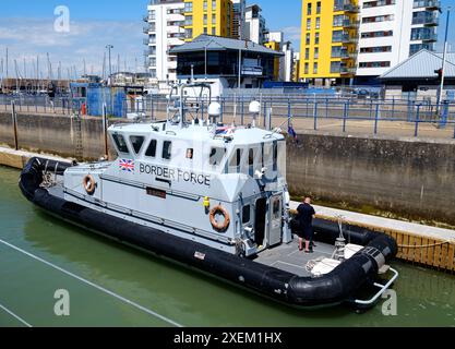 La nave della forza di confine "Eagle" attraversa la chiusa per entrare nel molo di Sovereign a Eastbourne, East Sussex Foto Stock