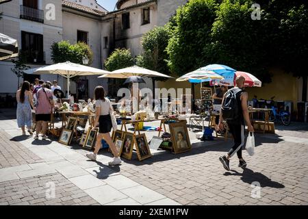 Oggetti in mostra in un mercato delle pulci a Chueca, Madrid, Spagna Foto Stock