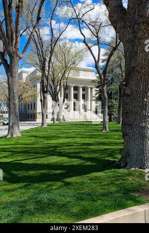 1918 pietra di granito neoclassica in stile revival Yavapai County Courthouse nel centro di Green plaza - Prescott Arizona, aprile 2024 Foto Stock