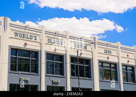 1901 Bashford-Burmister General Mercantile store ristrutturato in art deco, ora centro commerciale nell'atrio, che celebra il rodeo più antico del mondo, Prescott Arizona, aprile 2024 Foto Stock