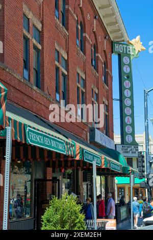 Hotel St. Michael in stile rinascimentale del XIX secolo sulla storica Whiskey Row nel centro di Prescott, Arizona - aprile 2024 Foto Stock