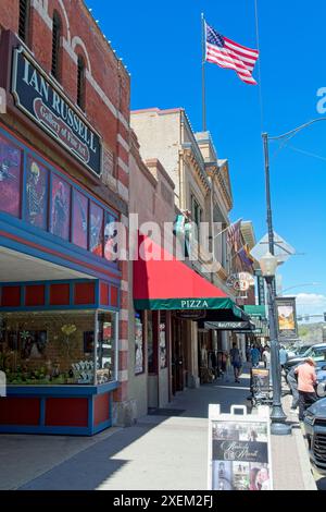 Una fila di gallerie e saloon fiancheggiano Whiskey Row nel centro di Prescott, Arizona - aprile 2024 Foto Stock