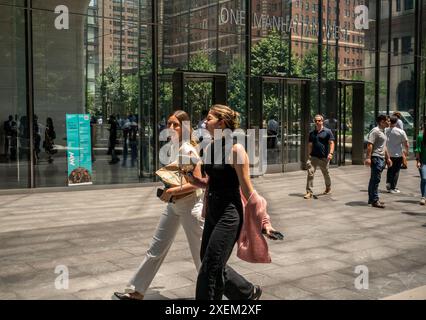 Gli impiegati con i loro pranzi da asporto si uniscono ai turisti e agli altri visitatori mentre tornano al complesso Manhattan West di New York martedì 25 giugno 2024 (© Richard B. Levine) Foto Stock