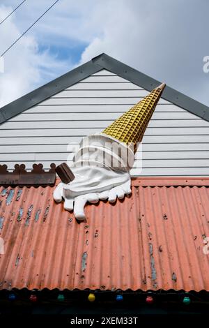 Fusione di sculture di gelato sul tetto di una gelateria a Eel Pie Island, Twickenham, Londra, Regno Unito; Londra, Inghilterra Foto Stock