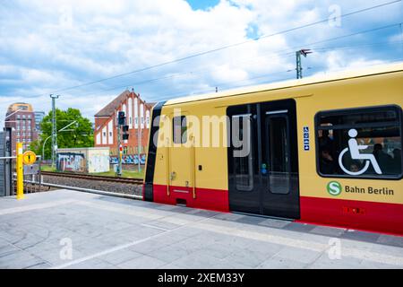 Treno regionale Deutsche Bahn in partenza dalla stazione di Berlino in attesa sul binario, ritardo dei trasporti pubblici, spostamenti giornalieri, Berlino - 25 aprile 2024 Foto Stock