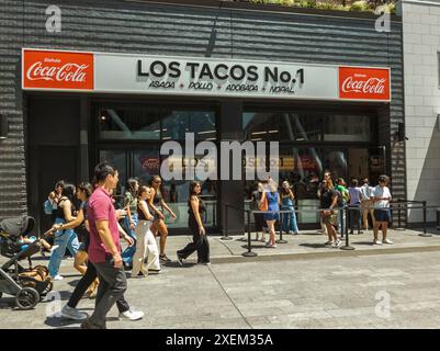 Lavoratori, turisti e altri visitatori fuori dal famoso ristorante Los Tacos sulla Plaza 33 appena ristrutturata fuori dalla Pennsylvania Station di New York martedì 25 giugno 2024. (© Richard B. Levine) Foto Stock