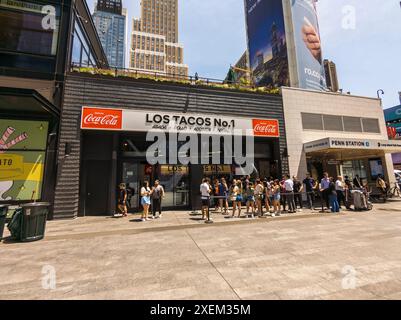Lavoratori, turisti e altri visitatori fuori dal famoso ristorante Los Tacos sulla Plaza 33 appena ristrutturata fuori dalla Pennsylvania Station di New York martedì 25 giugno 2024. (© Richard B. Levine) Foto Stock
