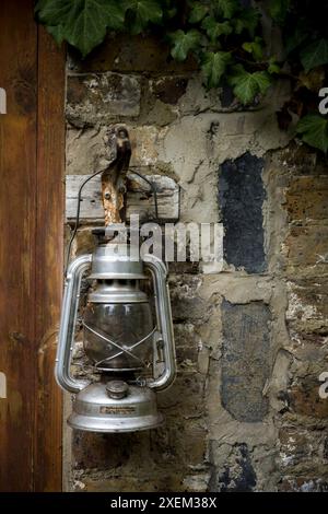 Lanterna alimentata d'argento appesa a un muro di pietra intemprata a Eel Pie Island, Twickenham, Londra, Regno Unito; Londra, Inghilterra Foto Stock