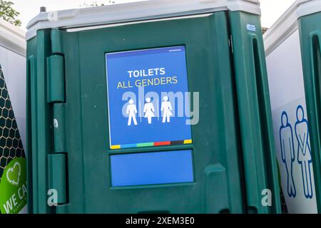 Osservazione pubblica a Stoccarda. Dänemark spielt gegen Serbien in der Vorrunde. Motto der Landeshauptstadt Stuttgart zur UEFA EURO 2024: Die ganze Stadt ein Stadion. Mobiltoiletries auf dem Schlossplatz- gendergerecht für alle Geschlechter. // 18.06.2024: Stoccarda, Baden-Württemberg, Deutschland, Europa *** la visione pubblica a Stoccarda Danimarca gioca la Serbia nel motto preliminare della capitale dello stato Stoccarda per UEFA EURO 2024 tutta la città uno stadio servizi igienici mobili sulla Schlossplatz favorevoli al genere per tutti i sessi 18 06 2024 Stoccarda, Baden Württemberg, Germania, Europa Foto Stock