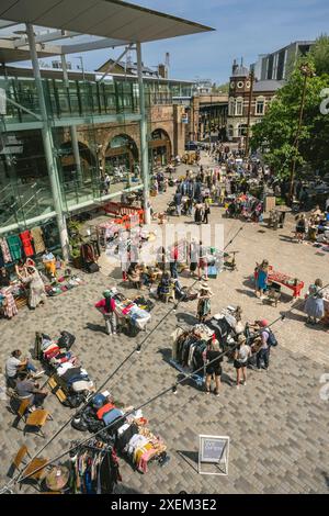 Clienti che fanno acquisti presso Deptford Market Yard, Deptford, Londra, Regno Unito; Londra, Inghilterra Foto Stock