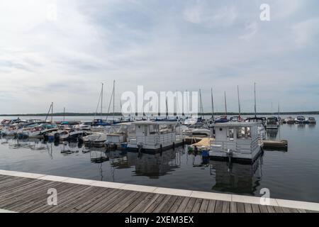 Big Lake Sentenberg. Porto cittadino. Cielo blu. Acqua calma. Al molo ci sono molte barche e yacht. Un posto bellissimo per rilassarsi nella natura vicino all'acqua. GE Foto Stock