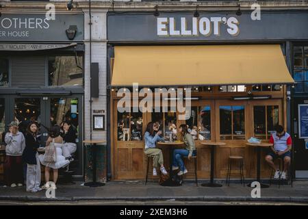 Persone che amano i negozi e i ristoranti del Borough Market, London Bridge, Londra, Regno Unito; Londra, Inghilterra Foto Stock