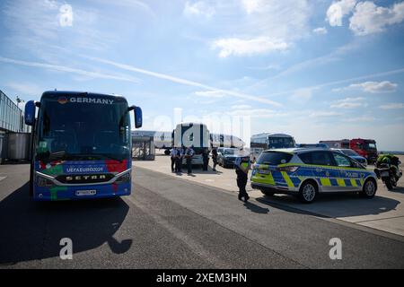 Dortmund, Germania. 28 giugno 2024. Calcio: Campionato europeo, nazionale tedesca prima del turno dei 16 contro la Danimarca. Il team bus sta aspettando l'aereo con la squadra tedesca. Crediti: Bernd Thissen/dpa/Alamy Live News Foto Stock