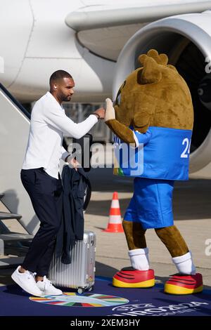 Dortmund, Germania. 28 giugno 2024. Calcio: Campionato europeo, nazionale tedesca in vista del turno dei 16 contro la Danimarca. Jonathan Tah dà il benvenuto alla mascotte Albärt all'aeroporto di Dortmund. Crediti: Bernd Thissen/dpa/Alamy Live News Foto Stock