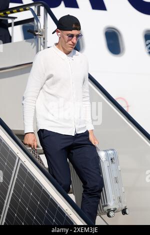 Dortmund, Germania. 28 giugno 2024. Calcio: Campionato europeo, nazionale tedesca in vista del turno dei 16 contro la Danimarca. Nico Schlotterbeck scende dall'aereo della squadra all'aeroporto di Dortmund. Crediti: Bernd Thissen/dpa/Alamy Live News Foto Stock