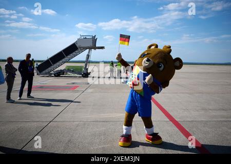 Dortmund, Germania. 28 giugno 2024. Calcio: Campionato europeo, nazionale prima del turno dei 16 contro la Danimarca. La mascotte Albärt aspetta l'aereo con la squadra tedesca. Crediti: Bernd Thissen/dpa/Alamy Live News Foto Stock