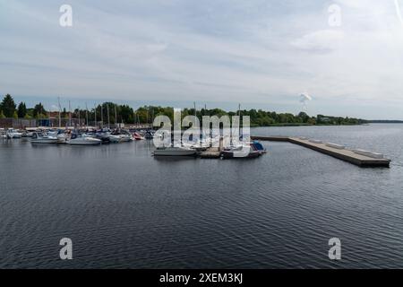 Big Lake Sentenberg. Porto cittadino. Cielo blu. Acqua calma. Al molo ci sono molte barche e yacht. Un posto bellissimo per rilassarsi nella natura vicino all'acqua. GE Foto Stock