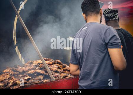 Pollo alla griglia presso il fornitore di Street food, Mas Parade, Notting Hill Carnival, Londra, Regno Unito; Londra, Inghilterra Foto Stock