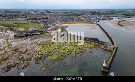 Vista aerea dell'estuario del fiume Coquet, Amble, Northumberland, Inghilterra. Foto Stock