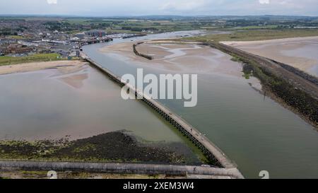 Vista aerea dell'estuario del fiume Coquet, Amble, Northumberland, Inghilterra. Foto Stock