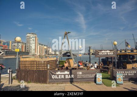 In una giornata di sole, a Londra, Regno Unito, a Londra, Inghilterra, si può godere di un bar sul lungomare Foto Stock