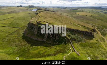 Veduta aerea del Vallo di Adriano che guarda a est da Steel Rigg, Northumberland, Inghilterra Foto Stock