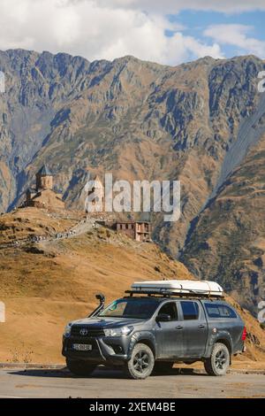 Gergeti Trinity Church, costruita nel XIV secolo sotto il Monte Kazbek; Mtskheta-Mtianeti, Georgia Foto Stock