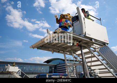 Dortmund, Germania. 28 giugno 2024. Calcio: Campionato europeo, nazionale tedesca prima del turno dei 16 contro la Danimarca. La mascotte Albärt aspetta l'aereo con la squadra tedesca. Crediti: Bernd Thissen/dpa/Alamy Live News Foto Stock