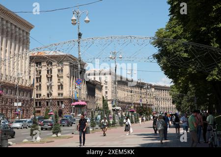 Non esclusiva: KIEV, UCRAINA - 27 GIUGNO 2024 - pedoni camminano lungo via Khreshchatyk, Kiev, capitale dell'Ucraina. Foto Stock