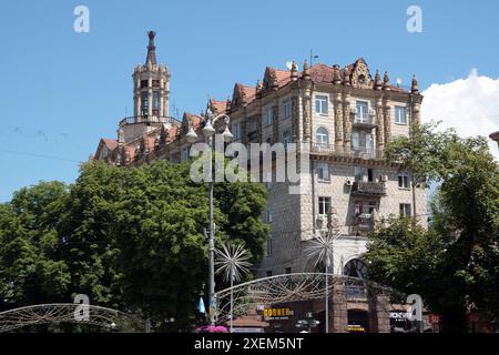 Non esclusiva: KIEV, UCRAINA - 27 GIUGNO 2024 - via Khreshchatyk è la strada principale di Kiev, capitale dell'Ucraina. Foto Stock