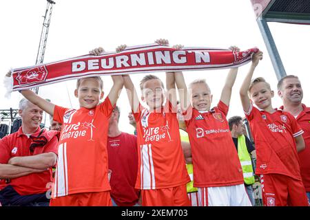 Deurningen, Paesi Bassi. 28 giugno 2024. DEURNINGEN, PAESI BASSI - GIUGNO 28: Tifosi del FC Twente con una bandiera durante l'amichevole pre-stagione tra FC Twente e Motherwell FC allo Sportpark Hoge Vonder il 28 giugno 2024 a Deurningen, Paesi Bassi. (Foto di Broer van den Boom/Orange Pictures) credito: Orange Pics BV/Alamy Live News Foto Stock