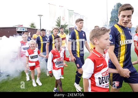 Deurningen, Paesi Bassi. 28 giugno 2024. DEURNINGEN, PAESI BASSI - GIUGNO 28: I giocatori del FC Twente entrano in campo durante l'amichevole pre-stagione tra FC Twente e Motherwell FC allo Sportpark Hoge Vonder il 28 giugno 2024 a Deurningen, Paesi Bassi. (Foto di Broer van den Boom/Orange Pictures) credito: Orange Pics BV/Alamy Live News Foto Stock