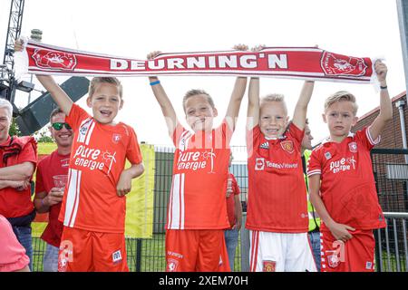 Deurningen, Paesi Bassi. 28 giugno 2024. DEURNINGEN, PAESI BASSI - GIUGNO 28: Tifosi del FC Twente con una bandiera durante l'amichevole pre-stagione tra FC Twente e Motherwell FC allo Sportpark Hoge Vonder il 28 giugno 2024 a Deurningen, Paesi Bassi. (Foto di Broer van den Boom/Orange Pictures) credito: Orange Pics BV/Alamy Live News Foto Stock