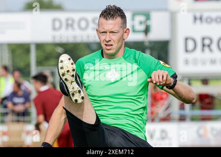 Deurningen, Paesi Bassi. 28 giugno 2024. DEURNINGEN, PAESI BASSI - GIUGNO 28: Riscaldamento dell'arbitro Allard Lindhout durante l'amichevole pre-stagione tra FC Twente e Motherwell FC allo Sportpark Hoge Vonder il 28 giugno 2024 a Deurningen, Paesi Bassi. (Foto di Broer van den Boom/Orange Pictures) credito: Orange Pics BV/Alamy Live News Foto Stock