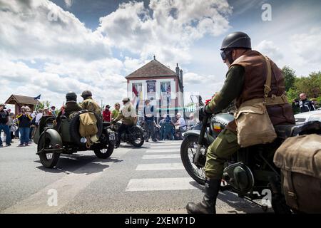 5 giugno 2017. Pegasus Bridge, Normandia Francia. Il settore britannico all'interno dei siti dell'operazione Cobra fu catturato la notte del 5 giugno 1944 e fu uno dei primi villaggi in Normandia che vide l'azione degli alleati prima dello stesso D Day. Quest'anno il piccolo villaggio di Ranville è pieno di visitatori e veterani che partecipano a un servizio di memoria vicino al ponte strategico sul canale di Caen. Costume d'epoca, veicoli d'epoca e barche sono visti da centinaia di persone sotto il caldo sole. Credito: Wayne Farrell/Alamy News Foto Stock